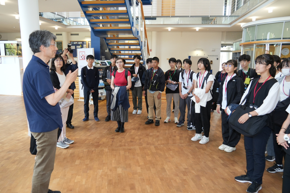 Manabu Fukui welcomes the pupils at our institute. (© Akira Morita)