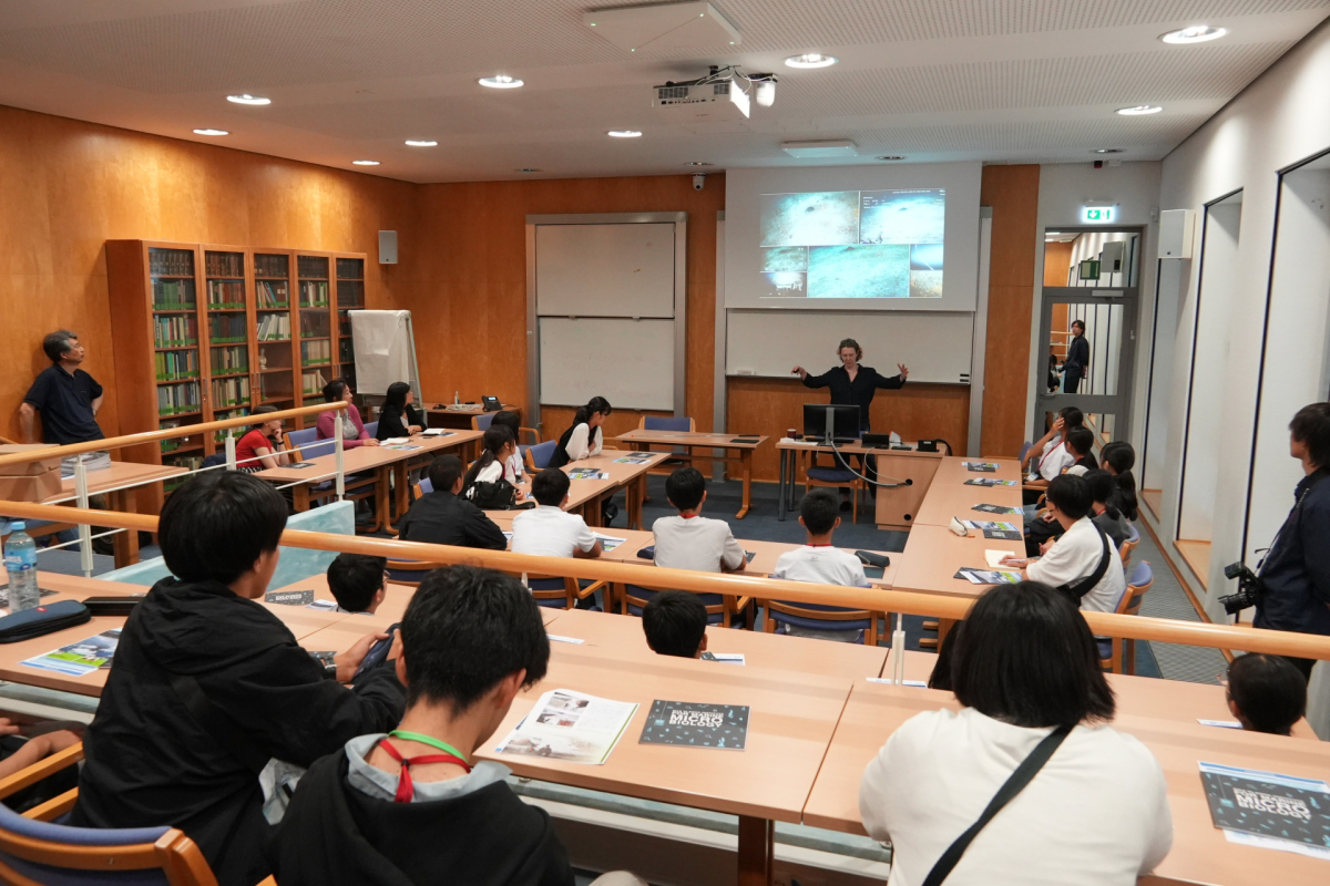 Anke Meyerdierks gives a talk on deep sea hydrothermal vents. (© Akira Morita)