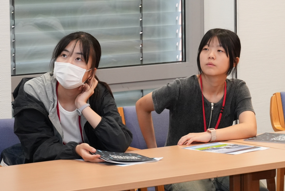 Attentive listeners. (© Akira Morita)