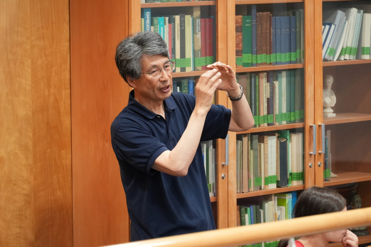 Manabu Fukui during the lecture. (© Akira Morita)