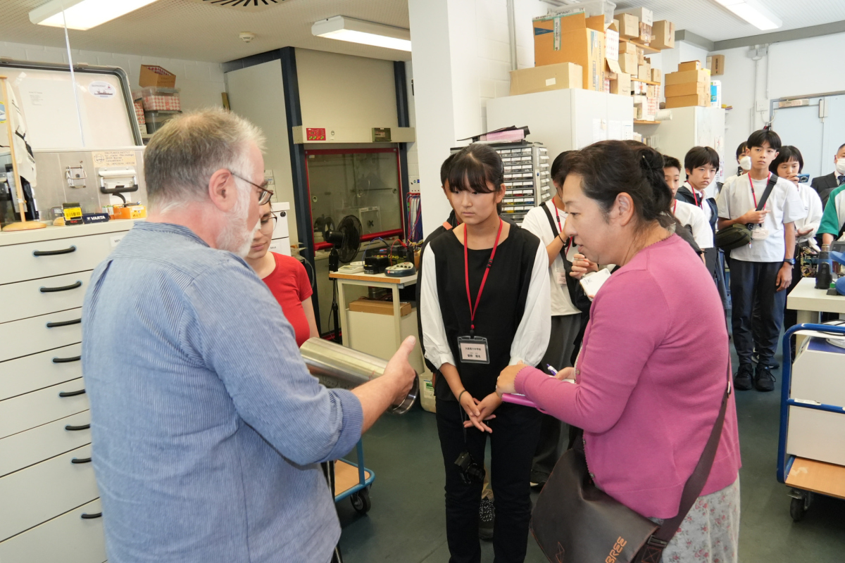 Volker Meyer erklärt die Arbeiten der Elektronikwerkstatt. (© Akira Morita)