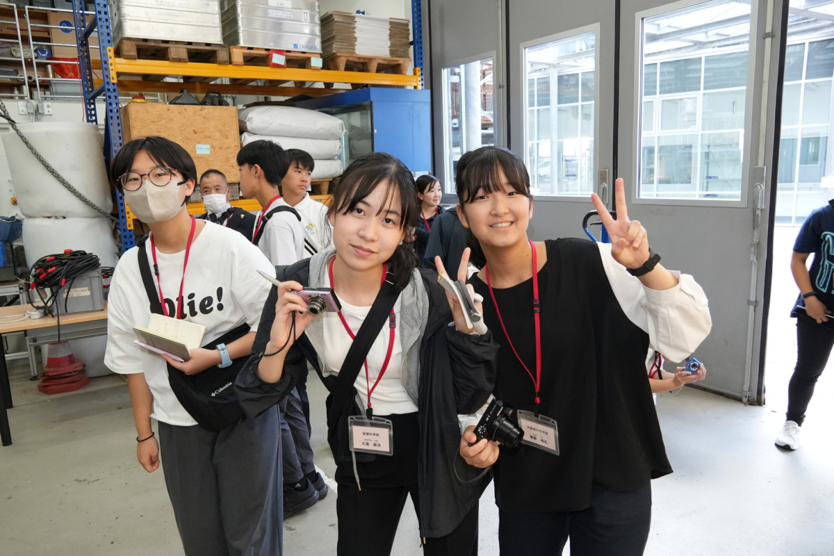 Happy visitors in the Seatech hall. (© Akira Morita)