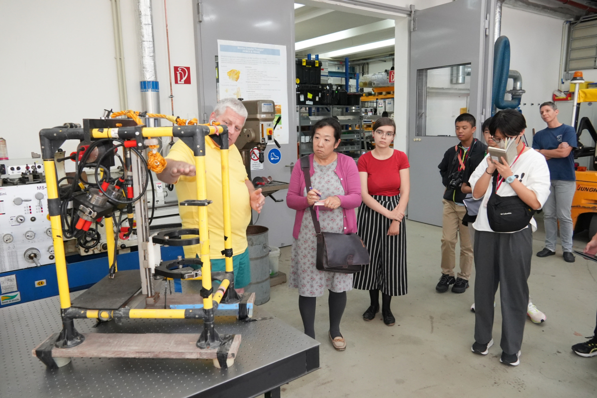 Axel Nordhausen explains some deep-sea machinery. (© Akira Morita)