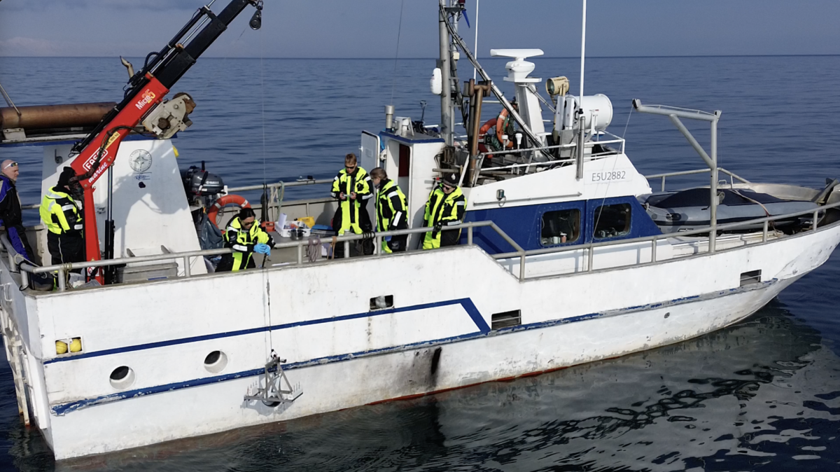 Chyrene Moncada retrieves the Ellrott grab, developed at the Max Planck Institute in Bremen. The small and lightweight device can be easily handled on board small ships, such as the MS Farm. (© Fanni Aspetsberger / Max Planck Institute for Marine Microbiology)