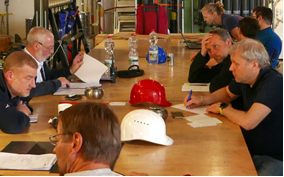 The first briefing in the hangar, where scientists present their equipment. Every assignment is planned exactly. Captain Lutz Mallon (second from left) and Chief Scientist Frank Wenzhöfer (right) discuss the technical requirements.