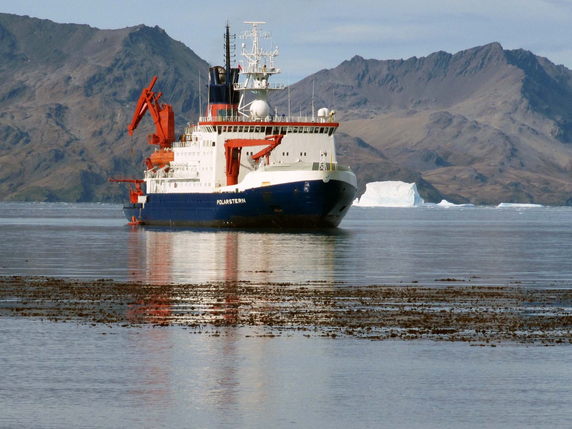 The Polarstern in the Cumberland Bay of South Georgia. Photo: vdl
