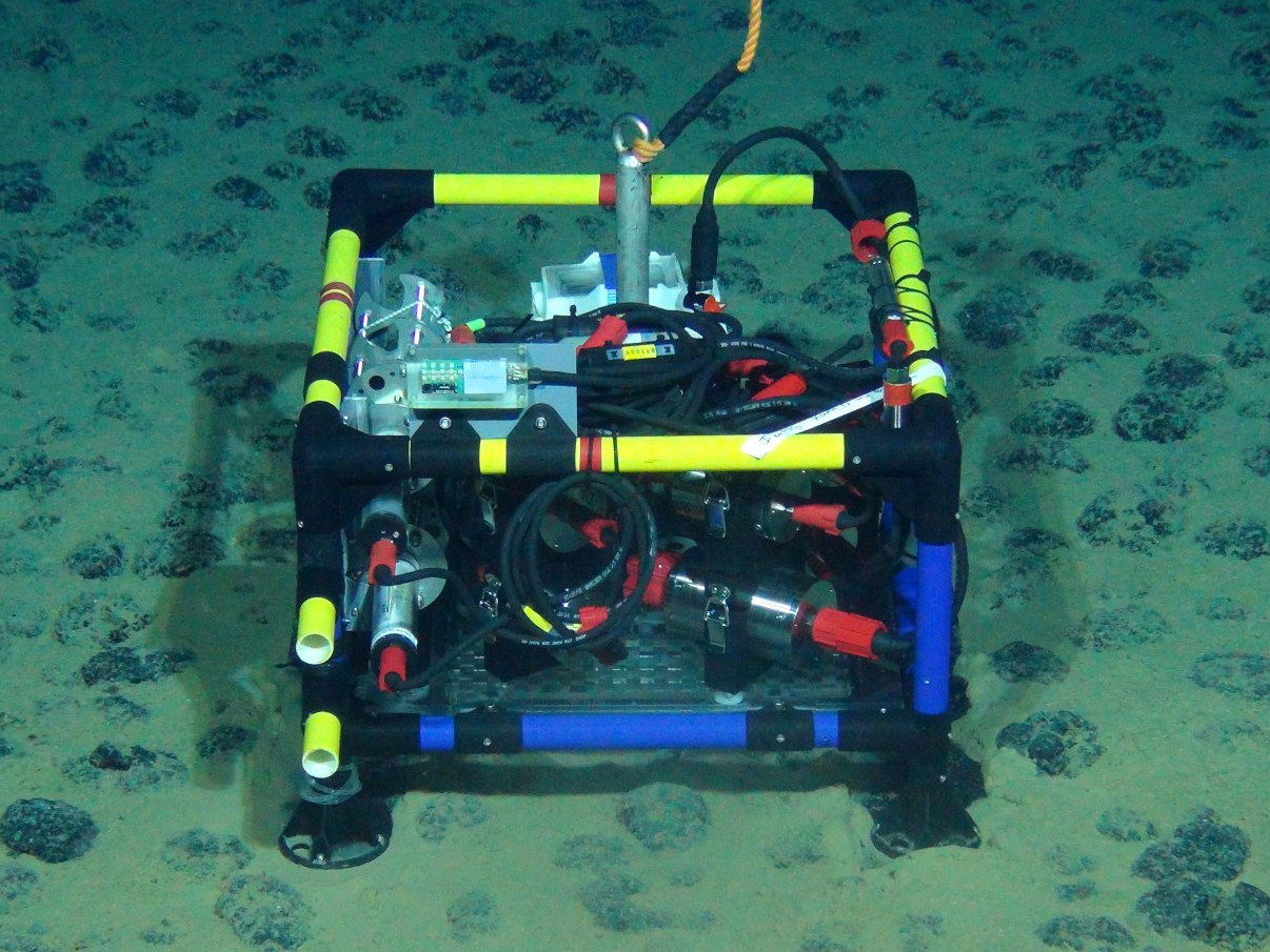 One of our benthic chambers on the seafloor as part of the MiningImpact2 project. (© ROV team/GEOMAR)